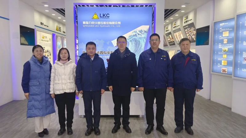 高新區(qū)工委委員、管委副主任張建軍一行蒞臨青島力克川液壓股份有限公司調(diào)研指導(dǎo)1.jpg